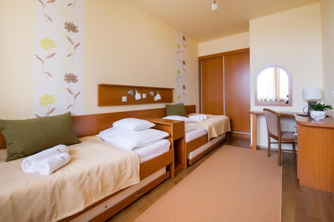 Apartman Hotel Buk Bagian luar foto