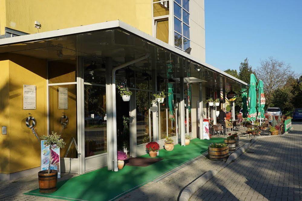 Apartman Hotel Buk Bagian luar foto