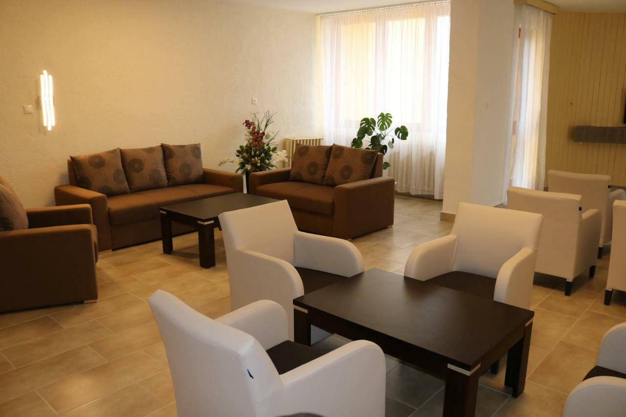Apartman Hotel Buk Bagian luar foto
